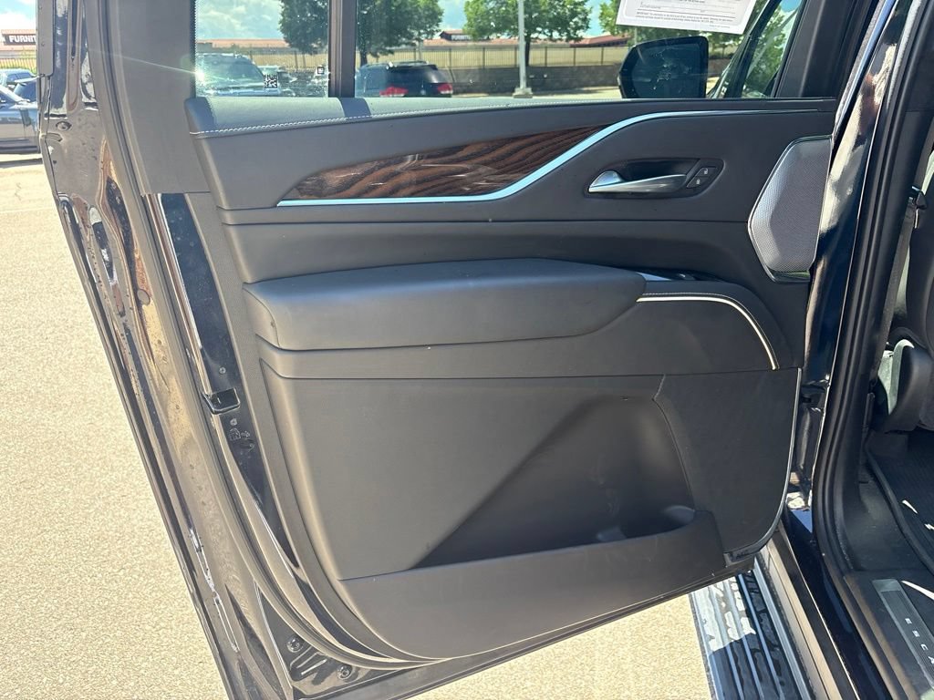 Used 2022 Cadillac Escalade ESV Sport Platinum w/ LPO, ONYX Package AWD/4WD image 16