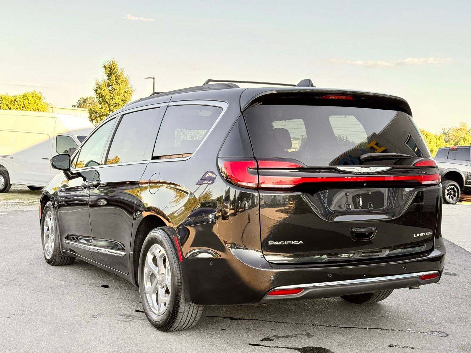 Used 2022 Chrysler Pacifica Limited FWD image 13