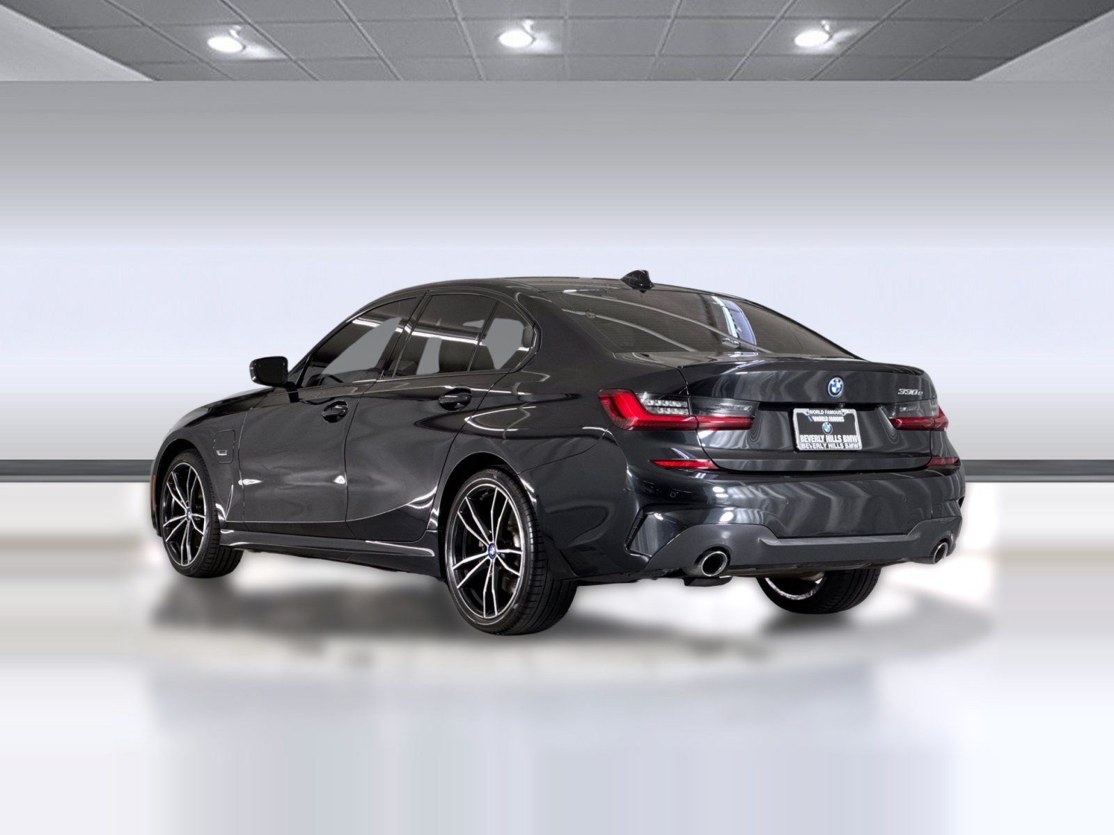 Used 2022 BMW 330e w/ M Sport Package RWD image 3