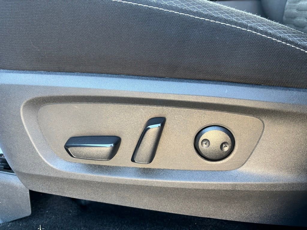 Used 2025 Nissan Pathfinder SV image 16