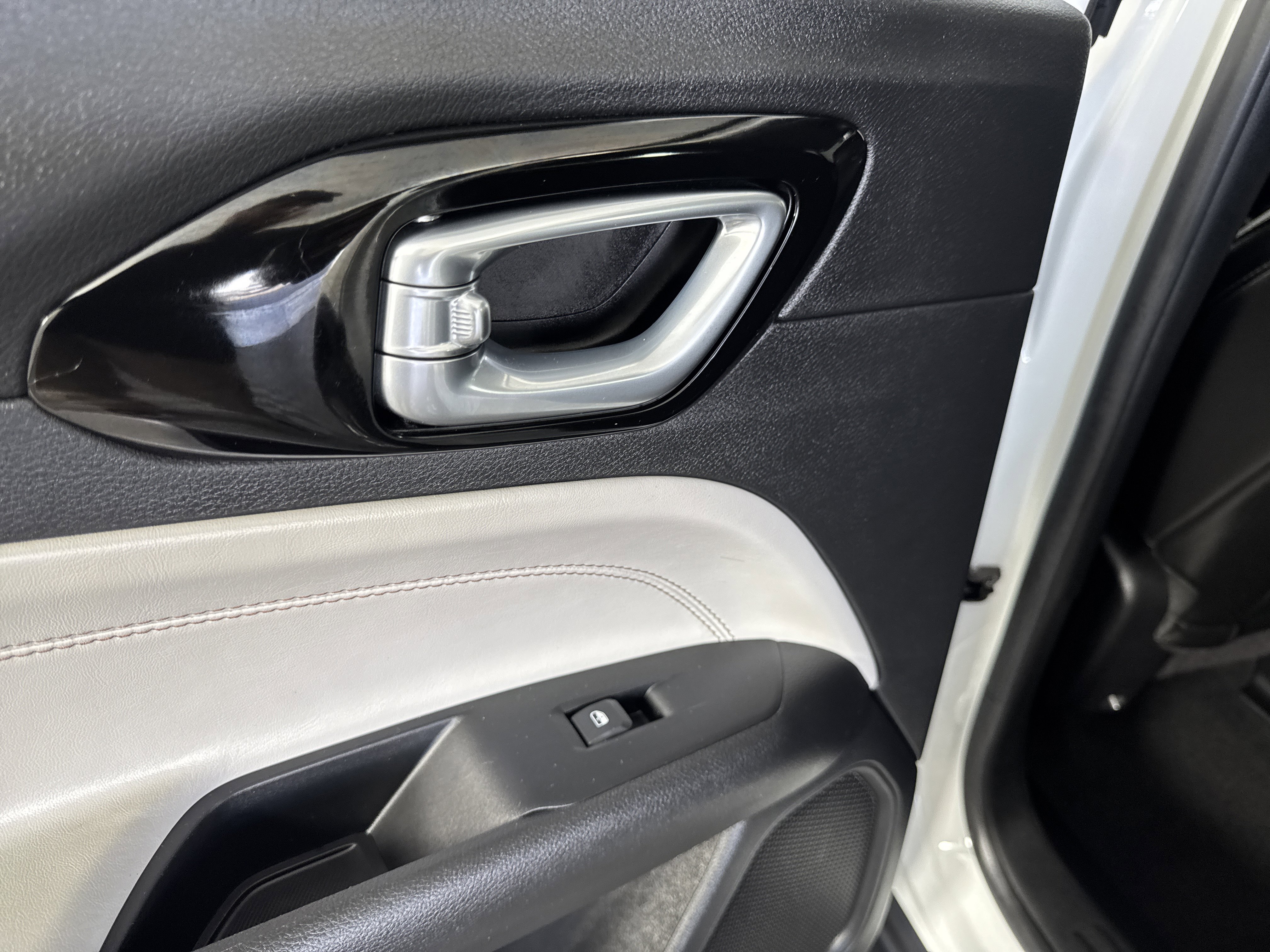 Used 2022 Jeep Compass Limited image 18
