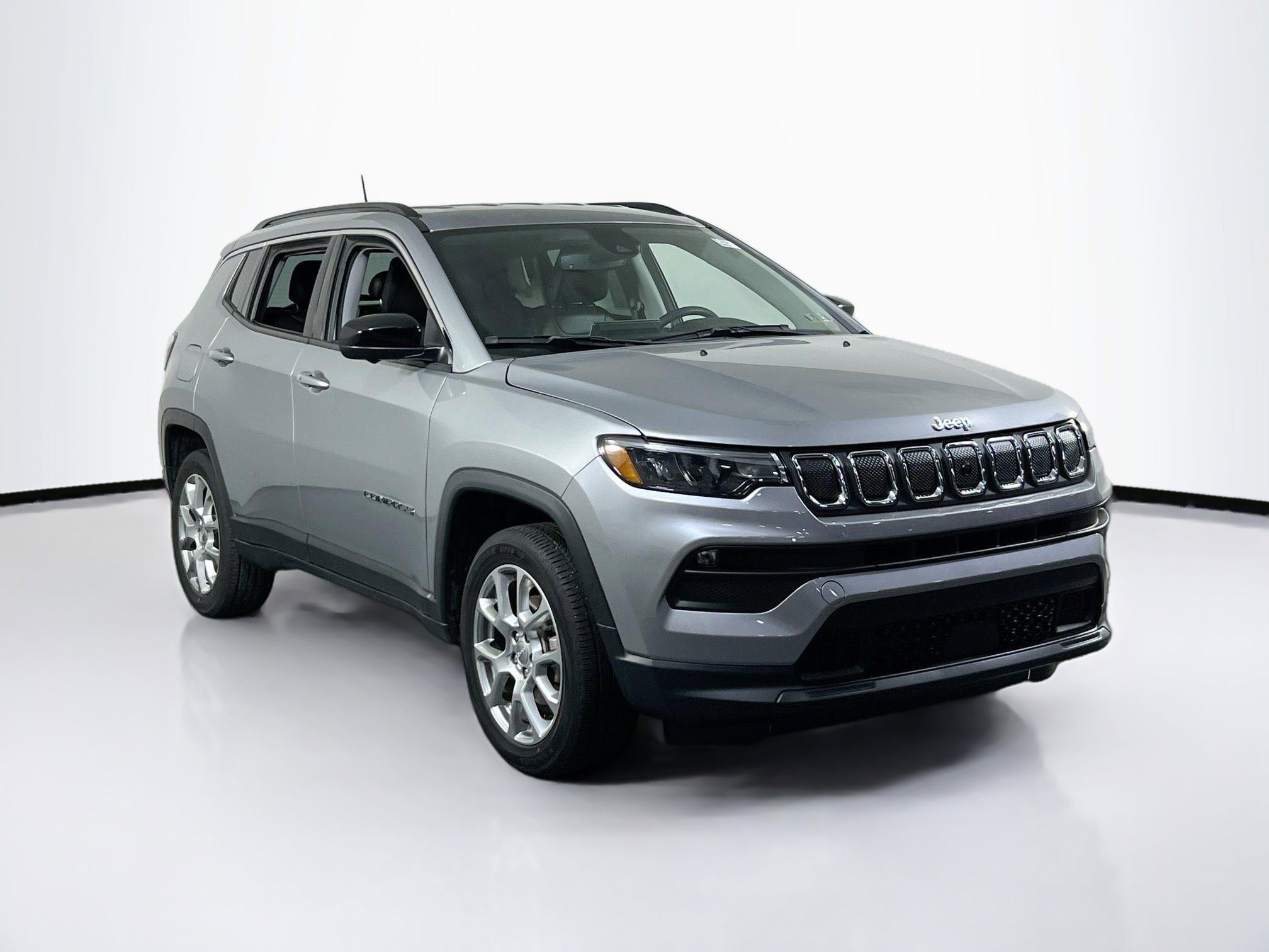 Used 2022 Jeep Compass Latitude AWD/4WD image 3