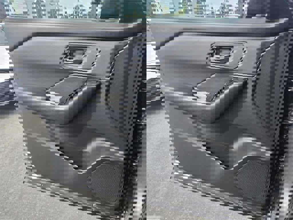 Used 2024 Nissan Rogue S image 18