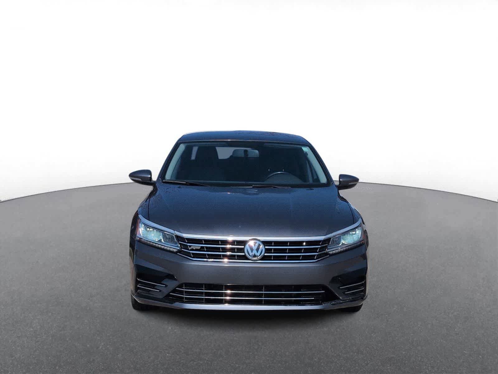 Used 2018 Volkswagen Passat 2.0T R-Line w/ R-Line Lighting Package FWD image 3