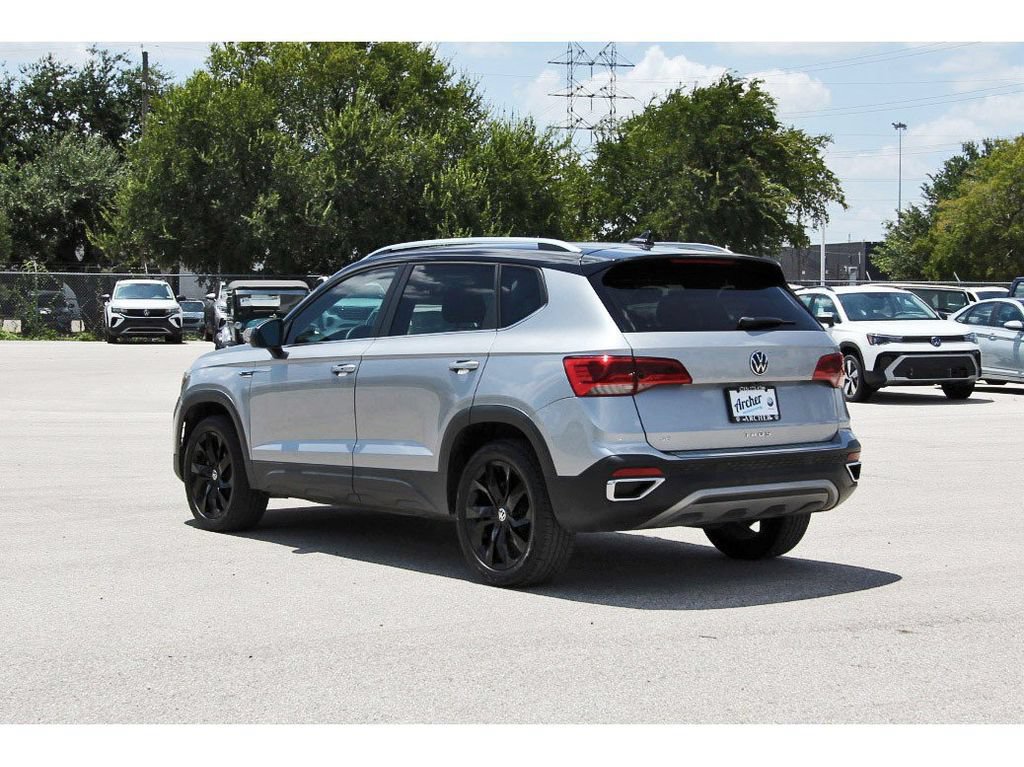 Used 2023 Volkswagen Taos SE w/ Panoramic Sunroof Package FWD image 5