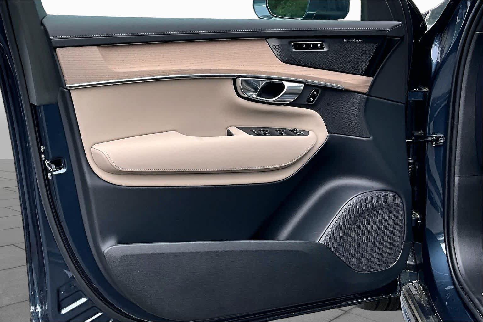 New 2026 Volvo XC90 B6 Plus w/ Protection Package Premier AWD/4WD image 11
