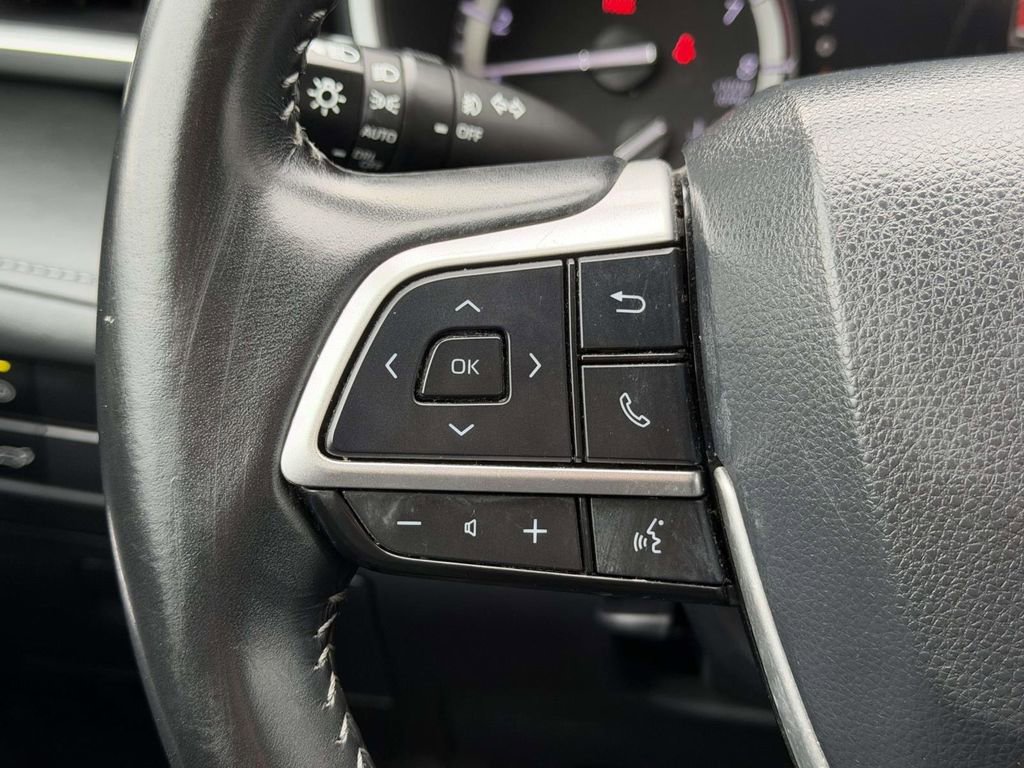 Used 2022 Toyota Highlander XLE image 9