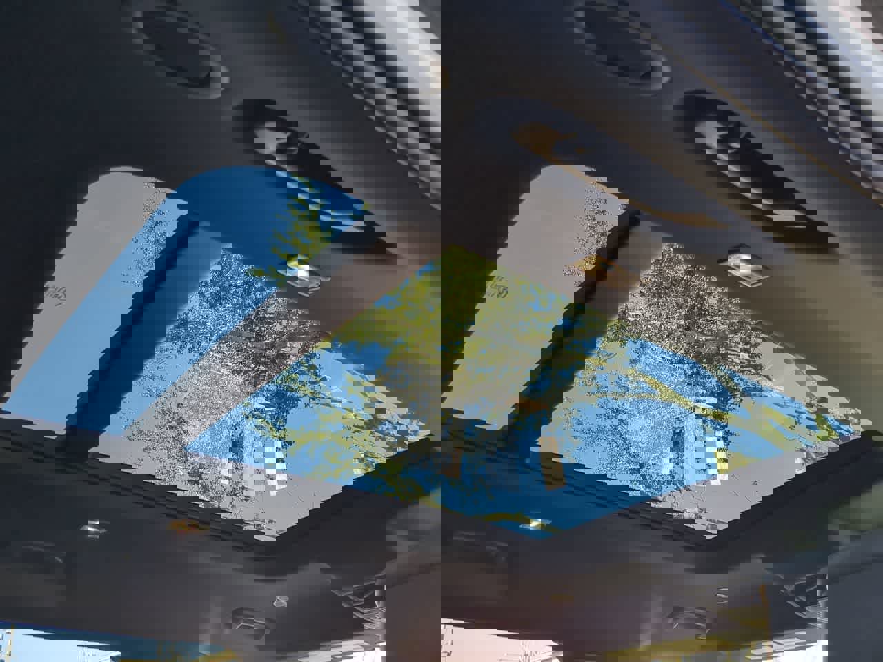 Used 2024 Land Rover Defender 130 X-Dynamic SE image 22