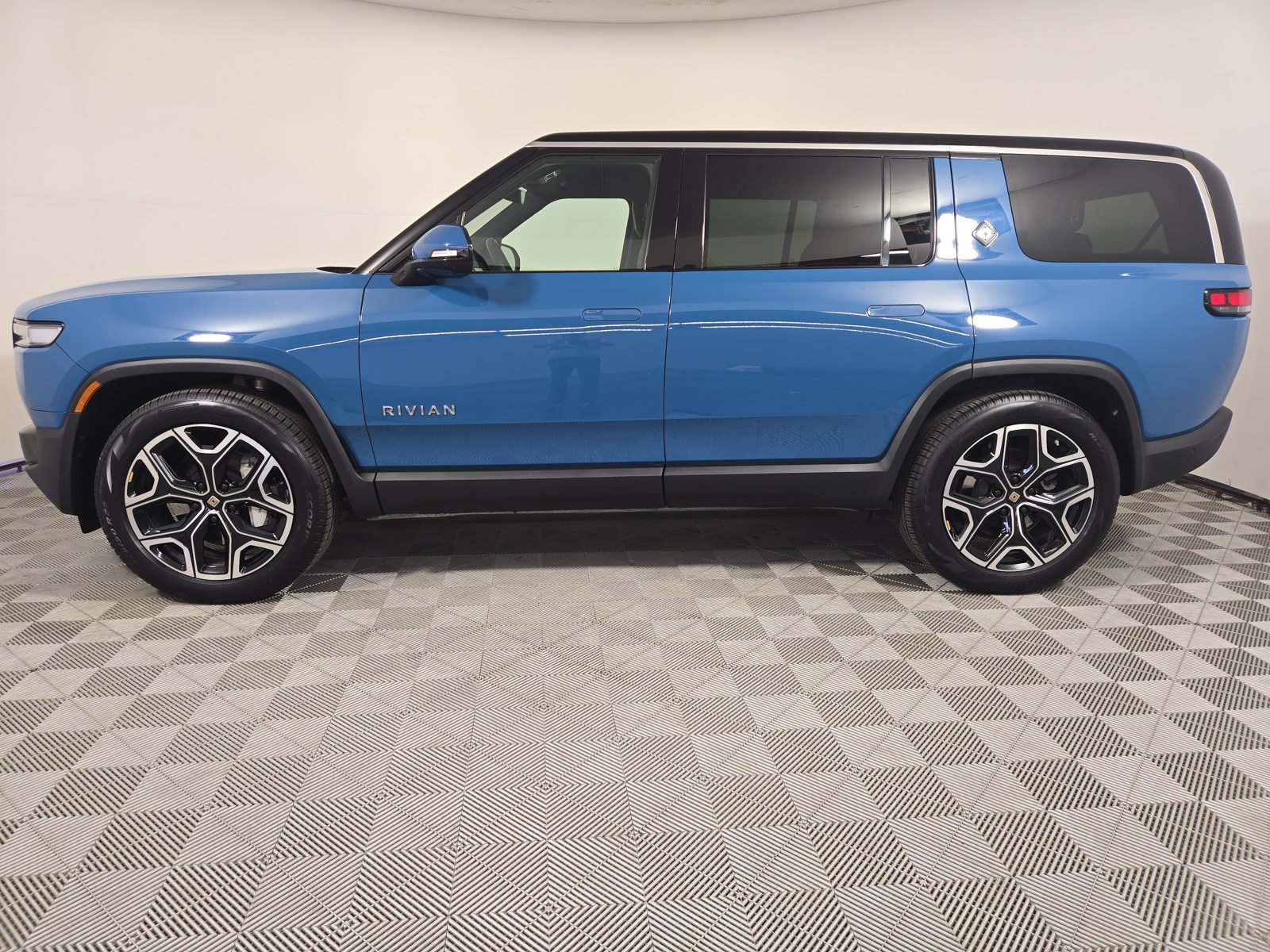 Used 2025 Rivian R1S Adventure Dual AWD/4WD image 2