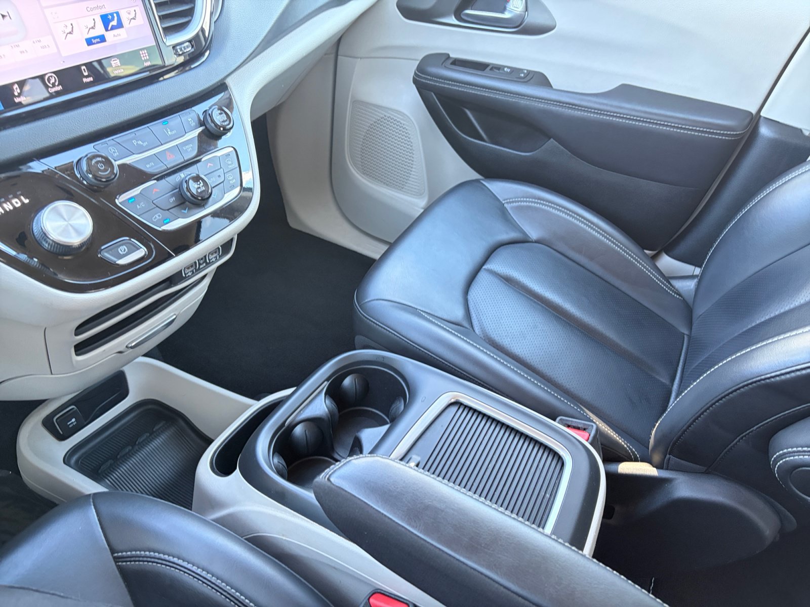 Used 2023 Chrysler Pacifica Touring-L FWD image 21