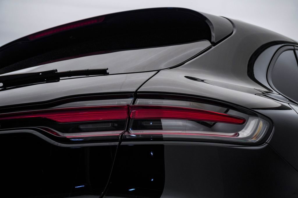 Certified 2025 Porsche Macan image 13