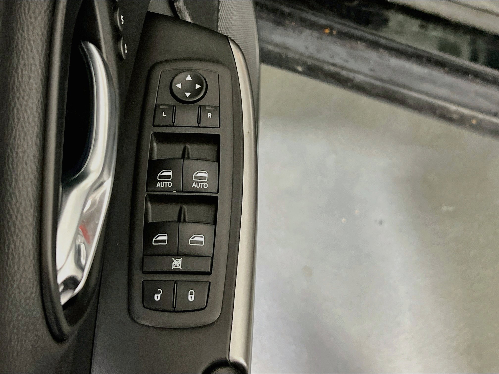 Used 2022 Jeep Cherokee Limited AWD/4WD image 17