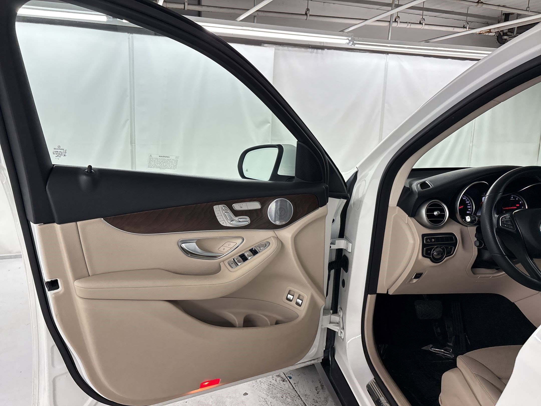 Used 2019 Mercedes-Benz GLC 350e 4MATIC image 5