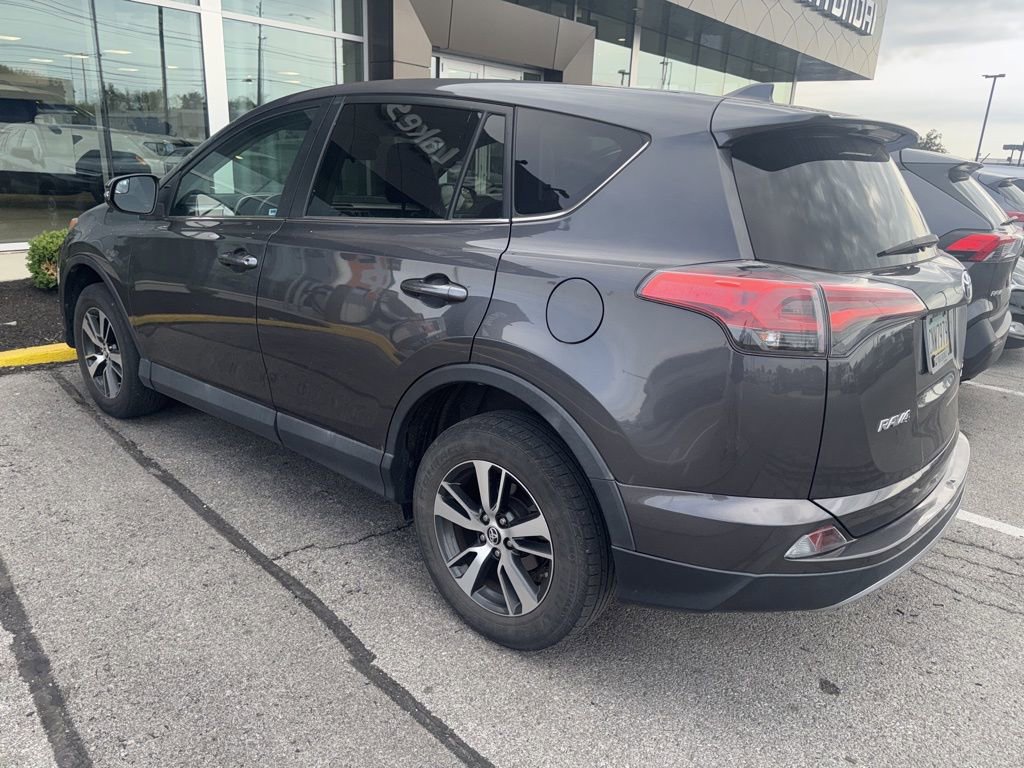 Used 2018 Toyota RAV4 XLE AWD/4WD image 2