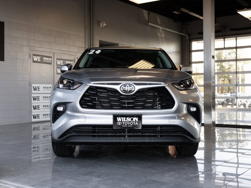 Used 2024 Toyota Highlander LE AWD/4WD image 3