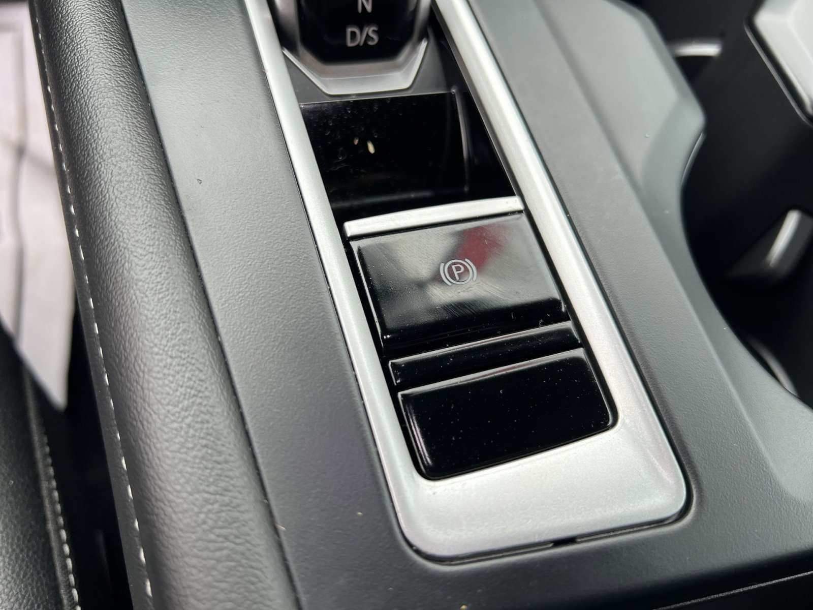 Used 2025 Volkswagen Atlas SE image 29