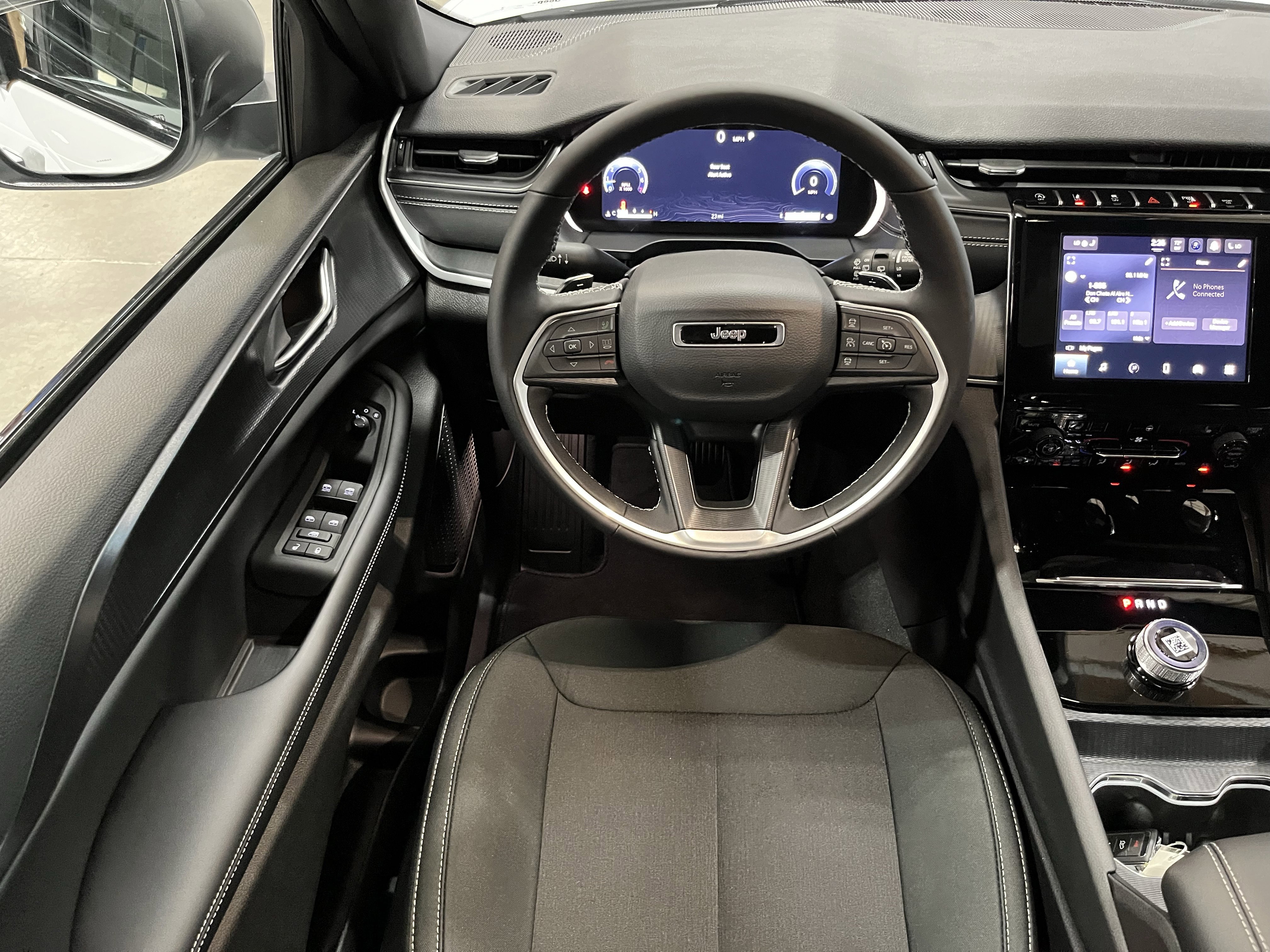 Certified 2025 Jeep Grand Cherokee Laredo w/ Luxury Tech Group I image 13