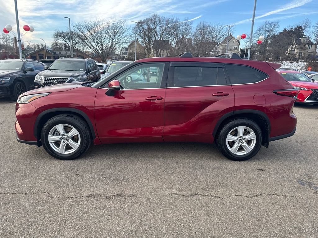 Used 2022 Toyota Highlander LE image 4