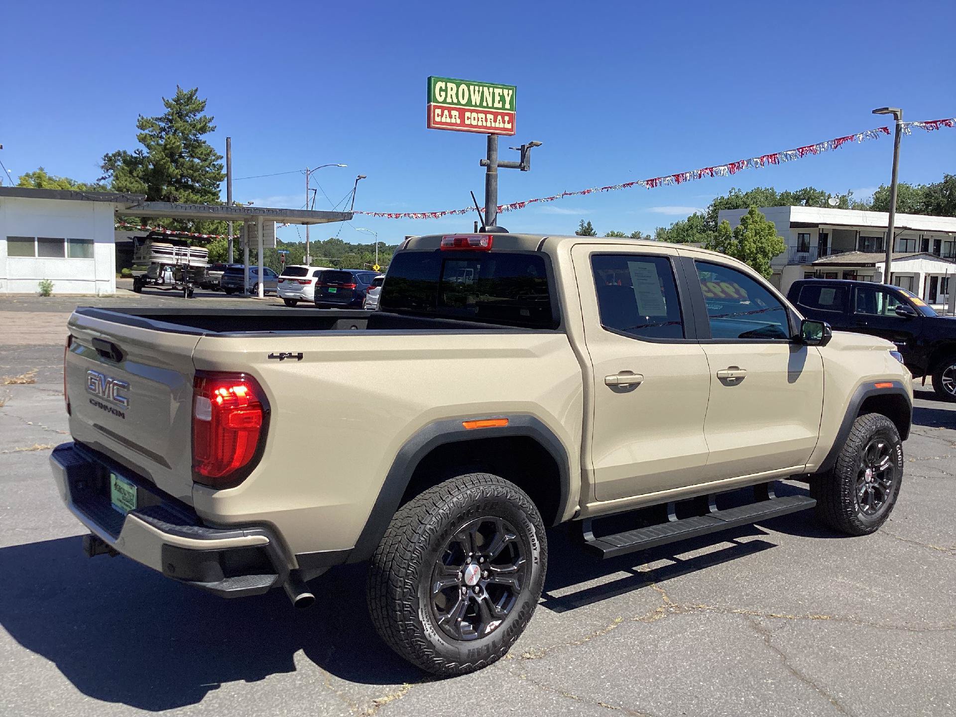 Used 2024 GMC Canyon Elevation w/ Elevation Premium Package AWD/4WD image 3