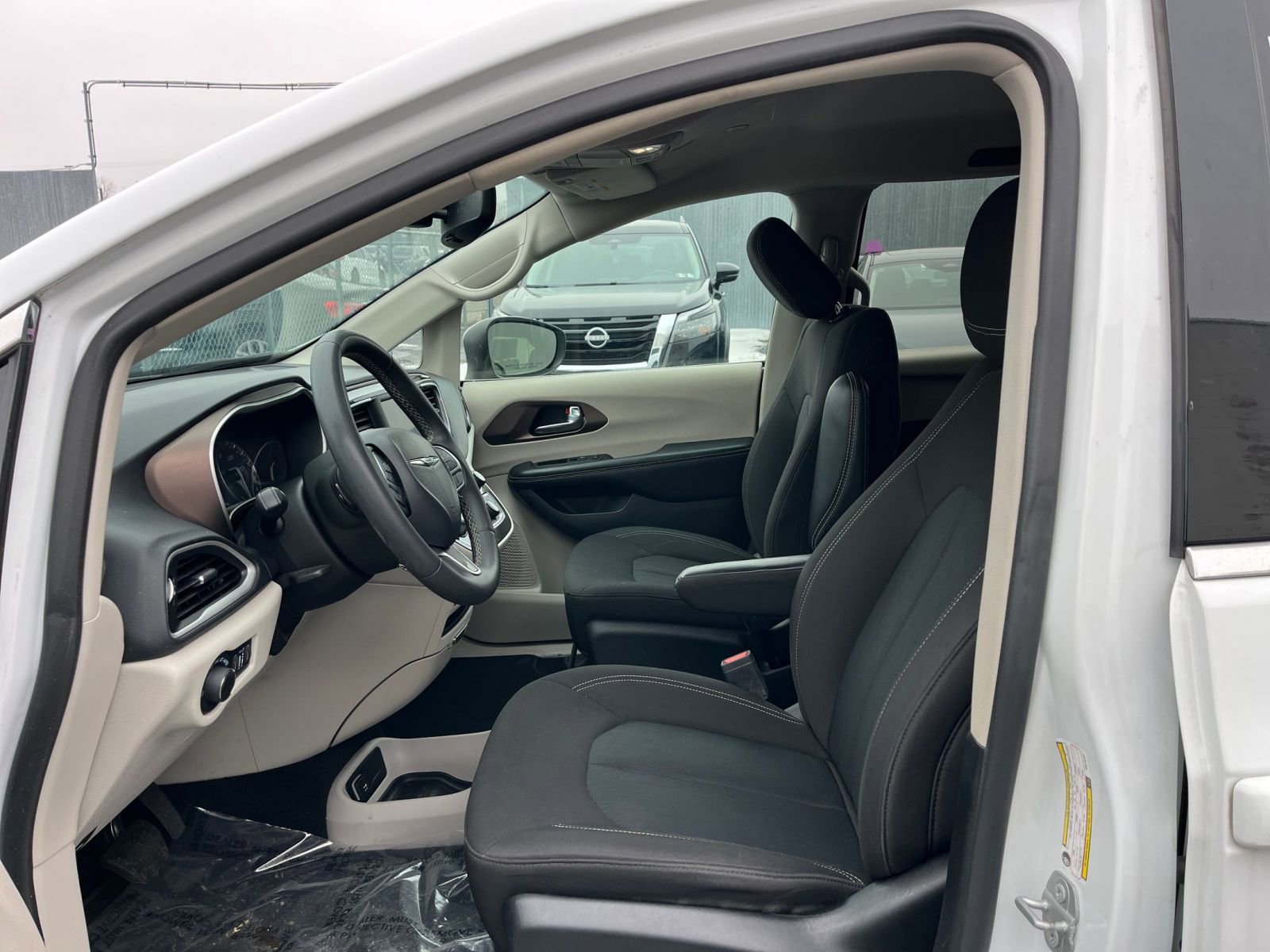 Used 2023 Chrysler Voyager LX image 28