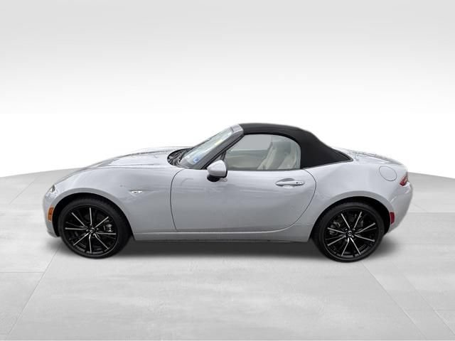 Used 2025 MAZDA MX-5 Miata Grand Touring RWD image 2