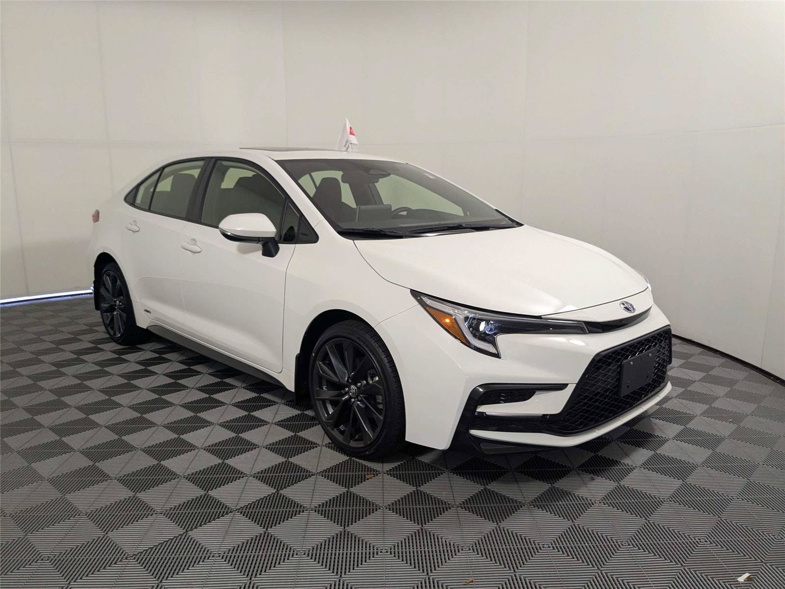 Certified 2025 Toyota Corolla SE w/ SE Premium Package AWD/4WD image 4
