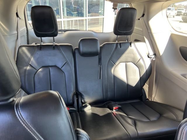 Used 2023 Chrysler Pacifica Touring-L FWD image 13
