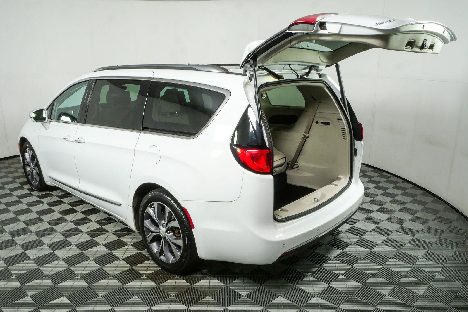 Used 2017 Chrysler Pacifica Limited FWD image 35
