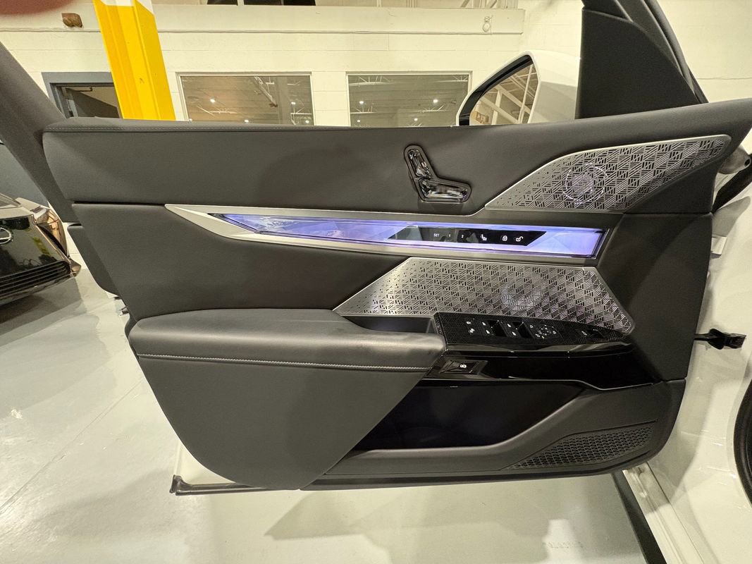 Used 2024 BMW i7 xDrive60 image 33