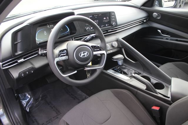 Used 2024 Hyundai Elantra SE image 3
