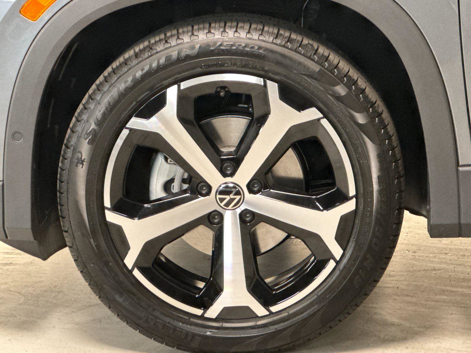 New 2026 Volkswagen Tiguan SE FWD image 24