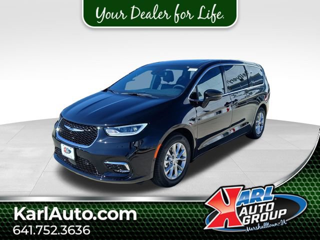 New 2026 Chrysler Pacifica Limited w/ Uconnect Theater Family Group
