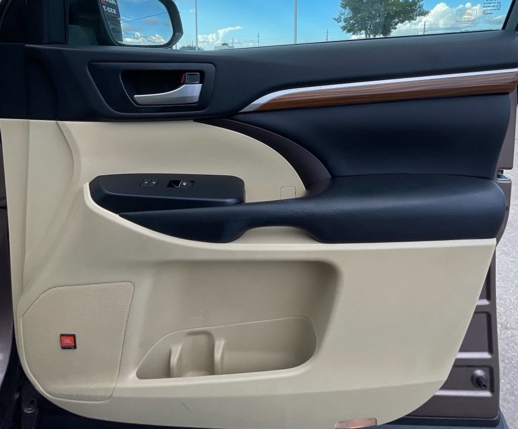 Used 2017 Toyota Highlander Limited FWD image 32
