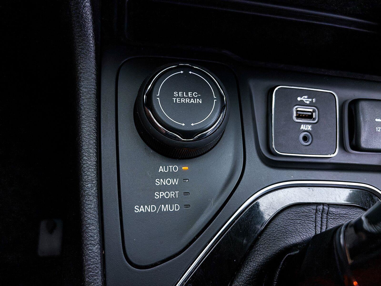 Used 2021 Jeep Cherokee Latitude Plus AWD/4WD image 6