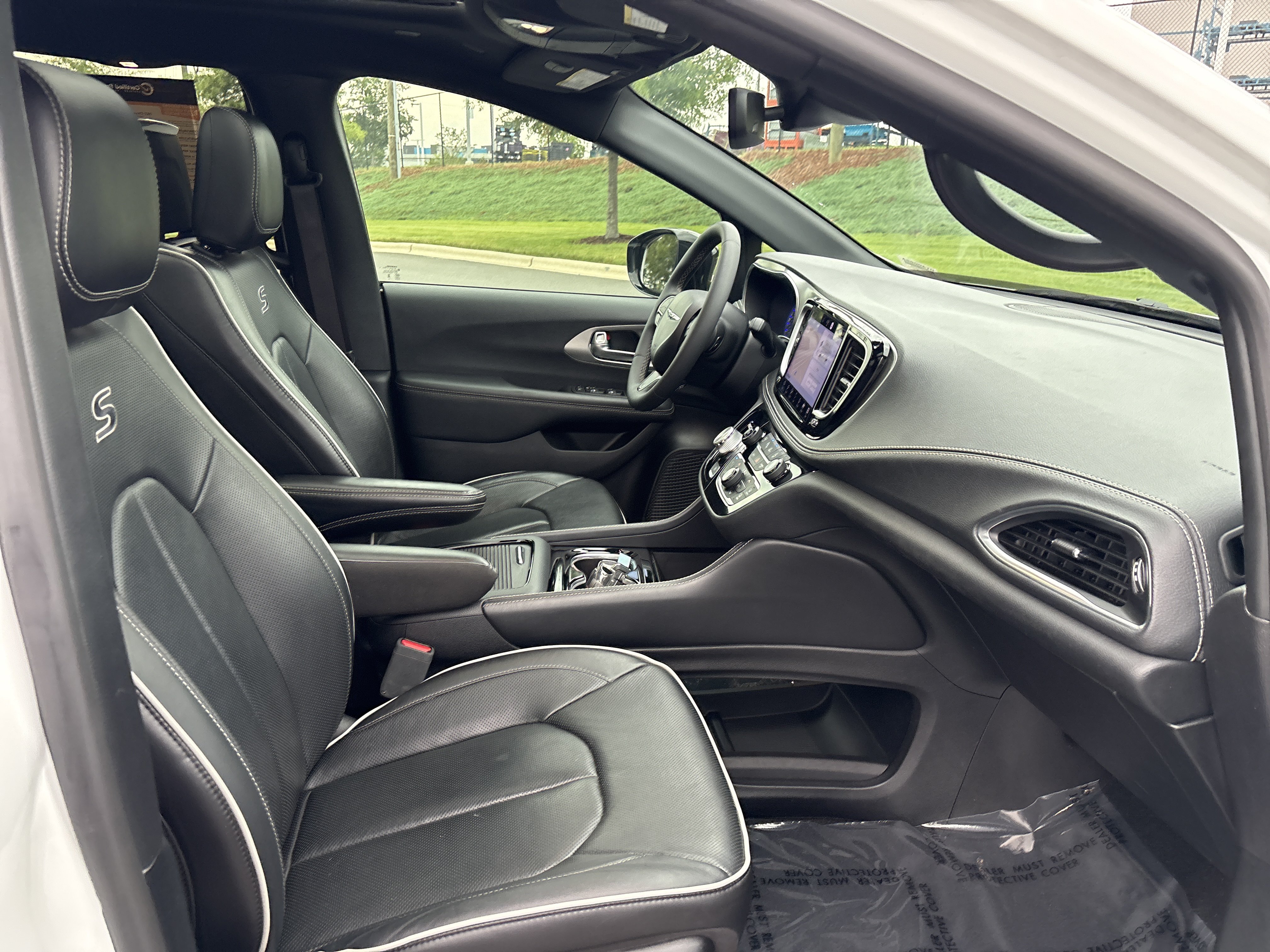 Used 2023 Chrysler Pacifica Limited w/ Uconnect Theater Family Group FWD image 24