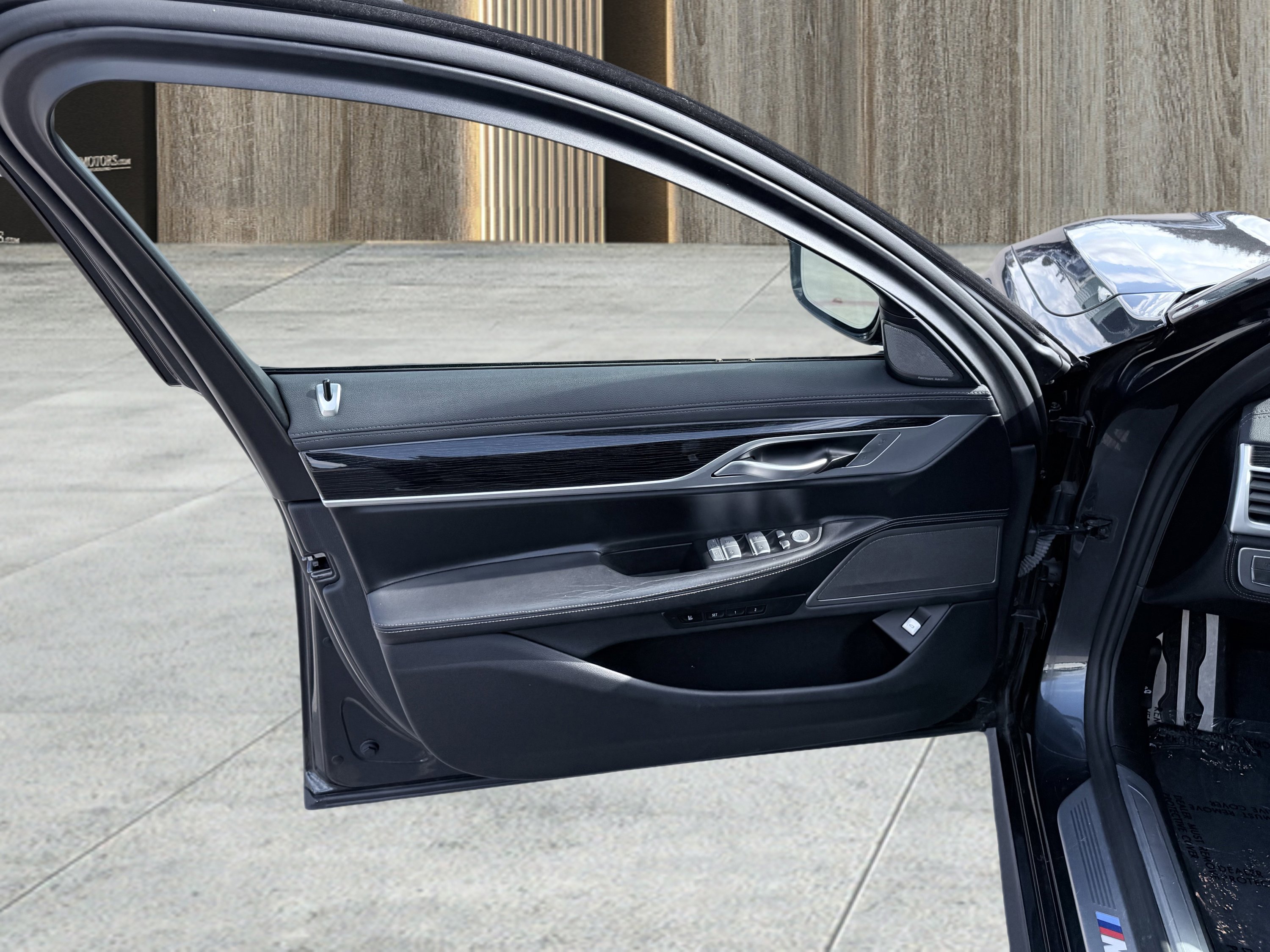 Used 2019 BMW 750i w/ M Sport Package image 60