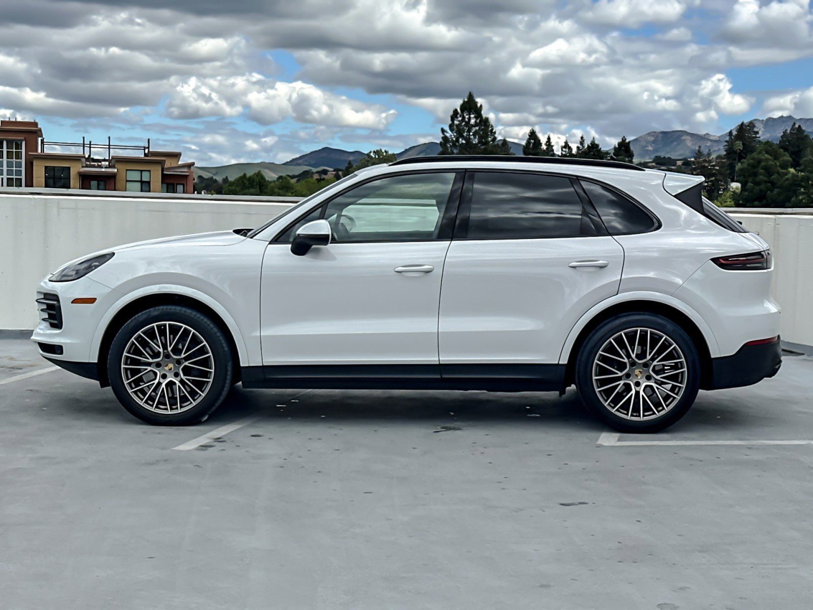 Certified 2023 Porsche Cayenne Platinum Edition image 2