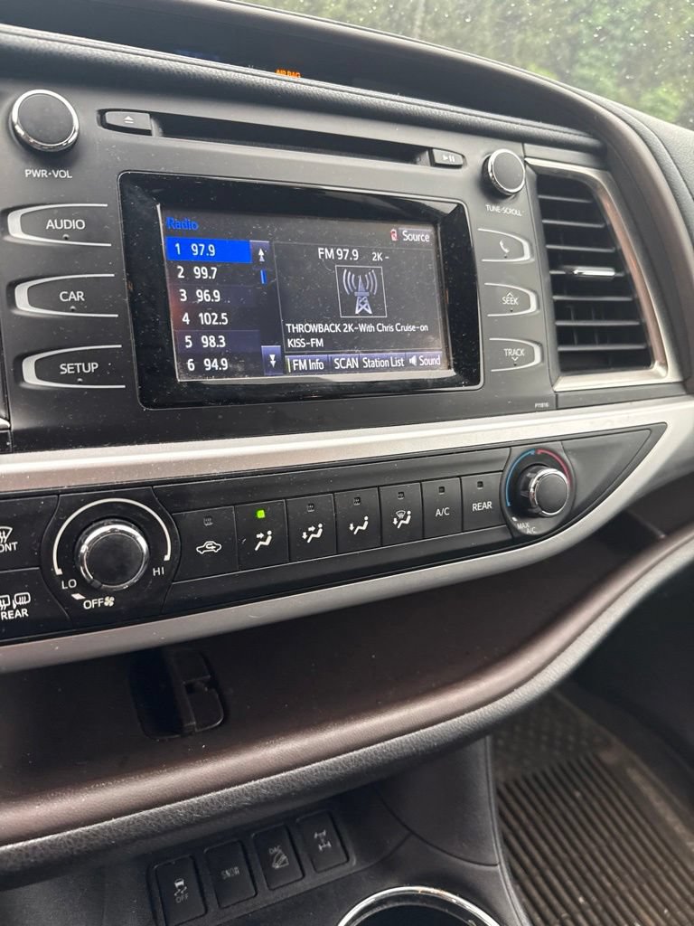 Used 2019 Toyota Highlander LE AWD/4WD image 12