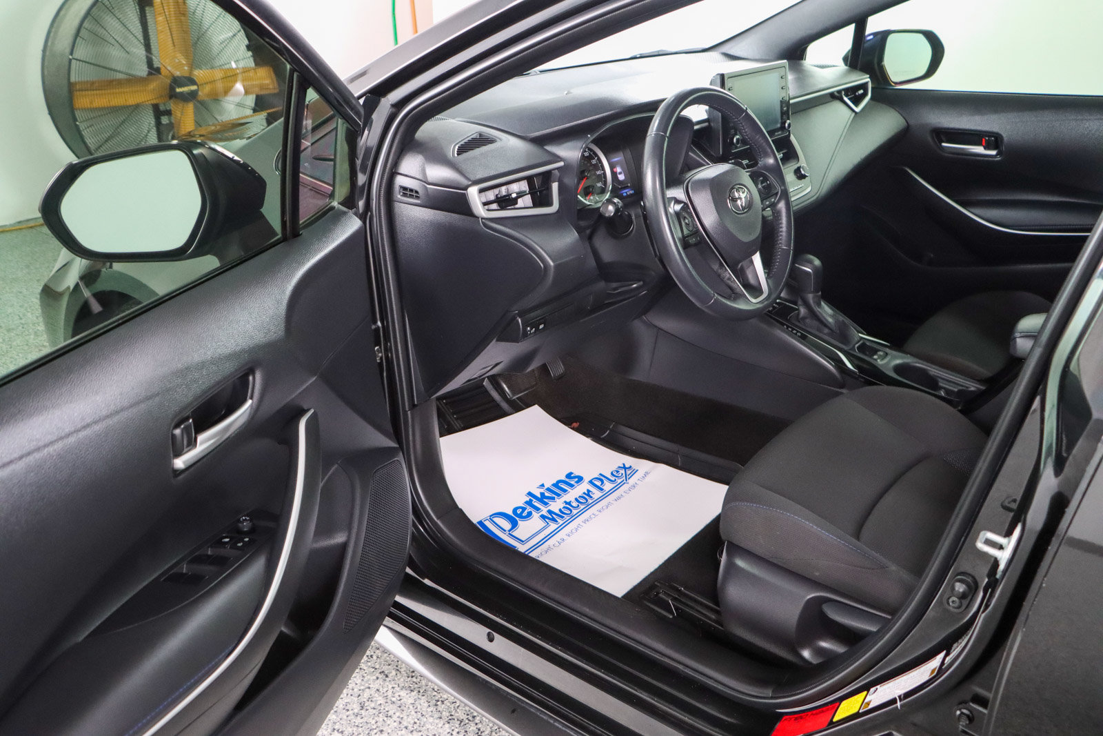 Used 2022 Toyota Corolla SE FWD image 3