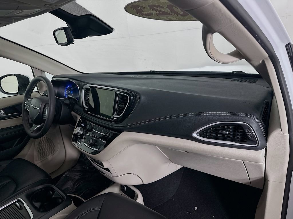 Used 2023 Chrysler Pacifica Touring-L image 37