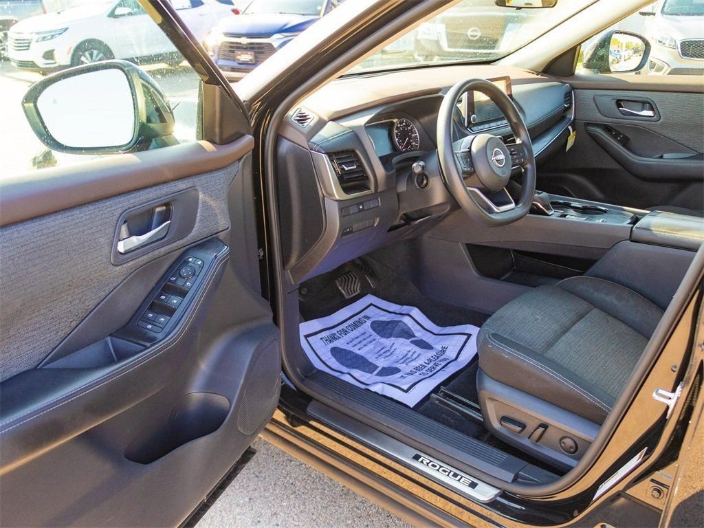 Used 2023 Nissan Rogue SV FWD image 18