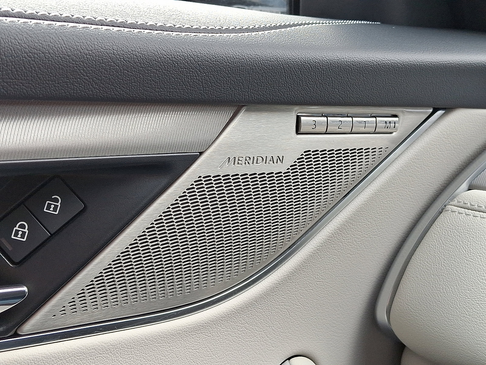 Certified 2025 Jaguar F-PACE R-Dynamic S image 24