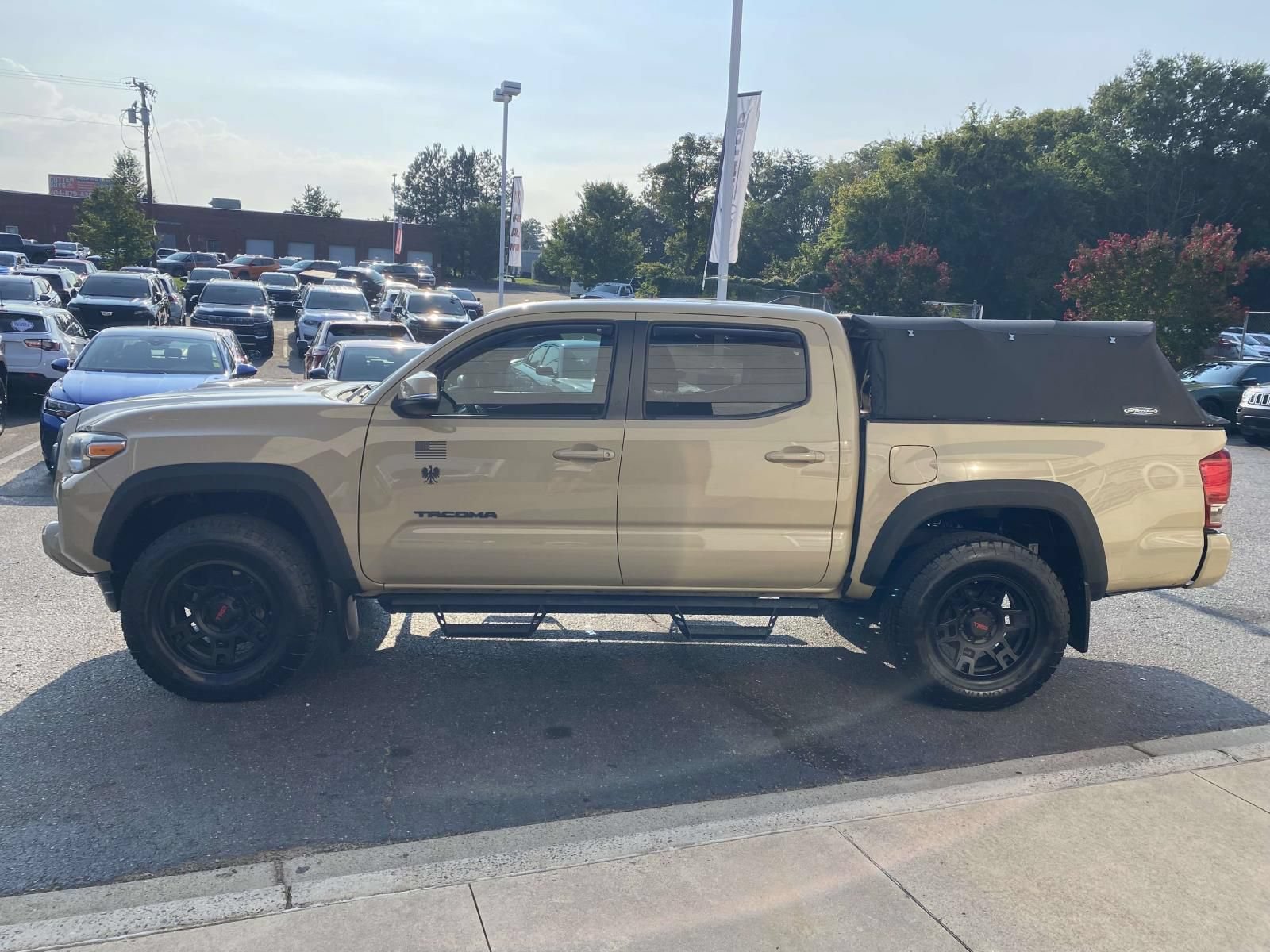 Used 2017 Toyota Tacoma TRD Sport AWD/4WD image 6