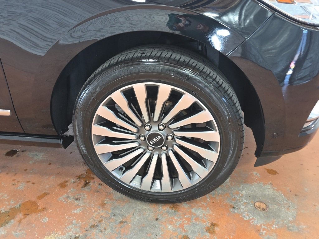 Used 2019 Lincoln Navigator Reserve image 12