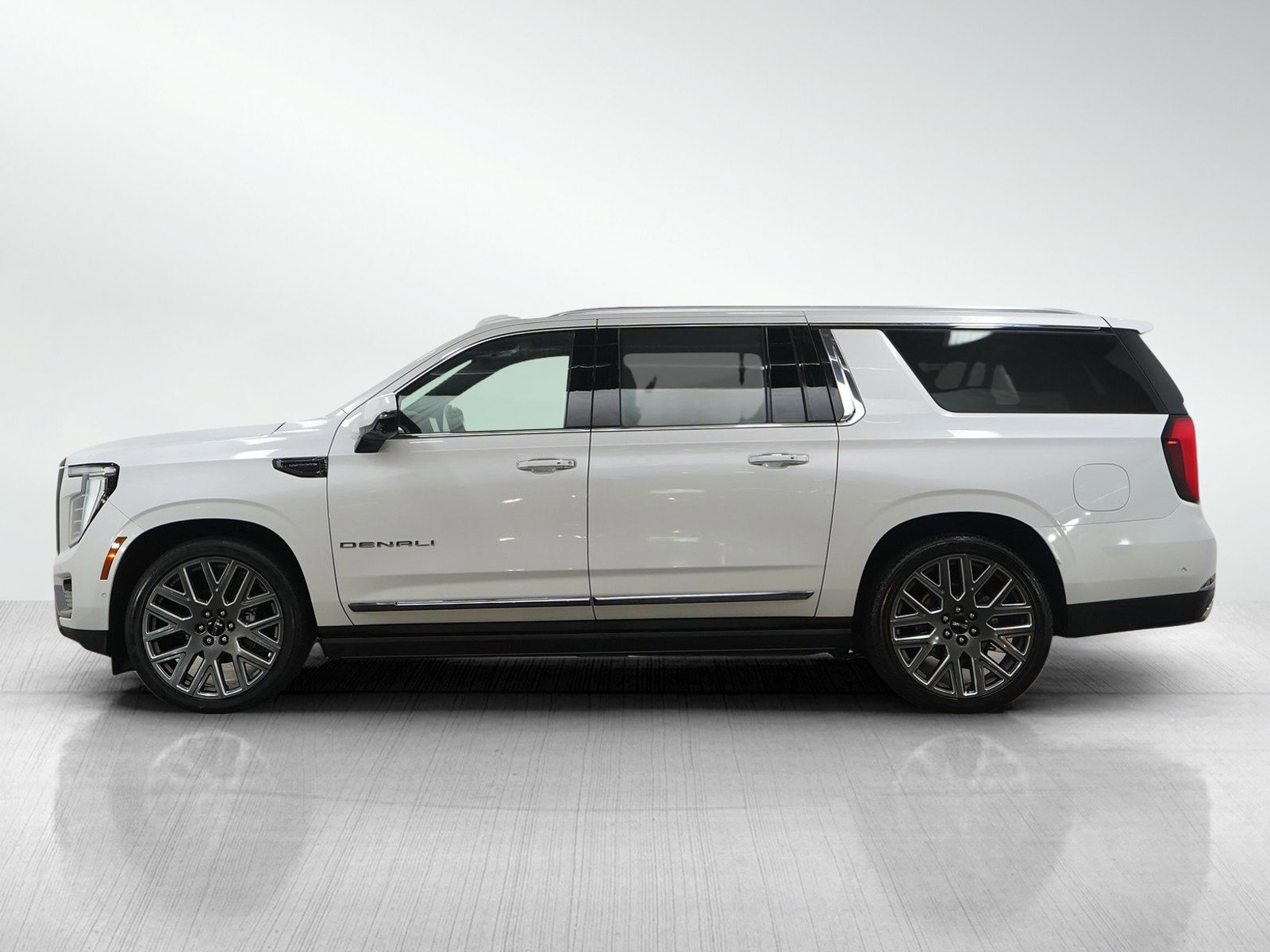 Used 2025 GMC Yukon XL Denali Ultimate AWD/4WD image 2