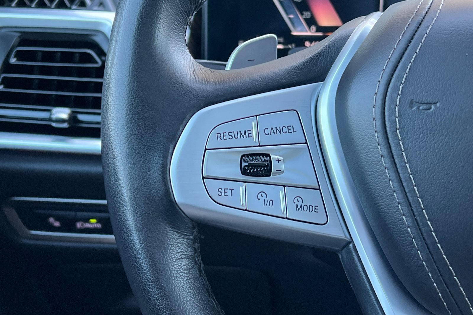 Used 2025 BMW X7 xDrive40i w/ Climate Comfort Package image 35