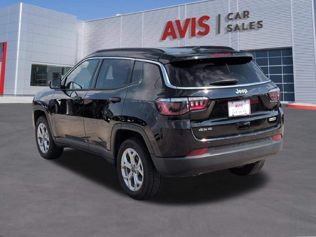 Used 2025 Jeep Compass Latitude w/ Sun & Sound Group AWD/4WD image 9