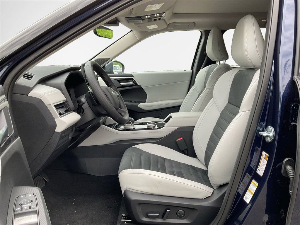 New 2025 Mitsubishi Outlander SE image 11