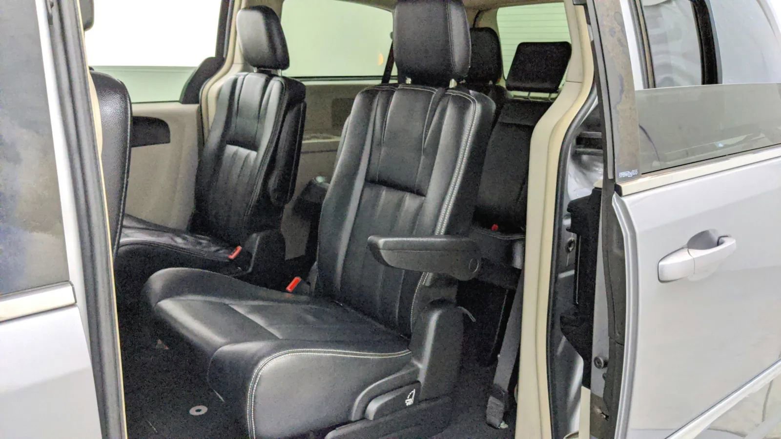 Used 2014 Chrysler Town & Country Touring image 24