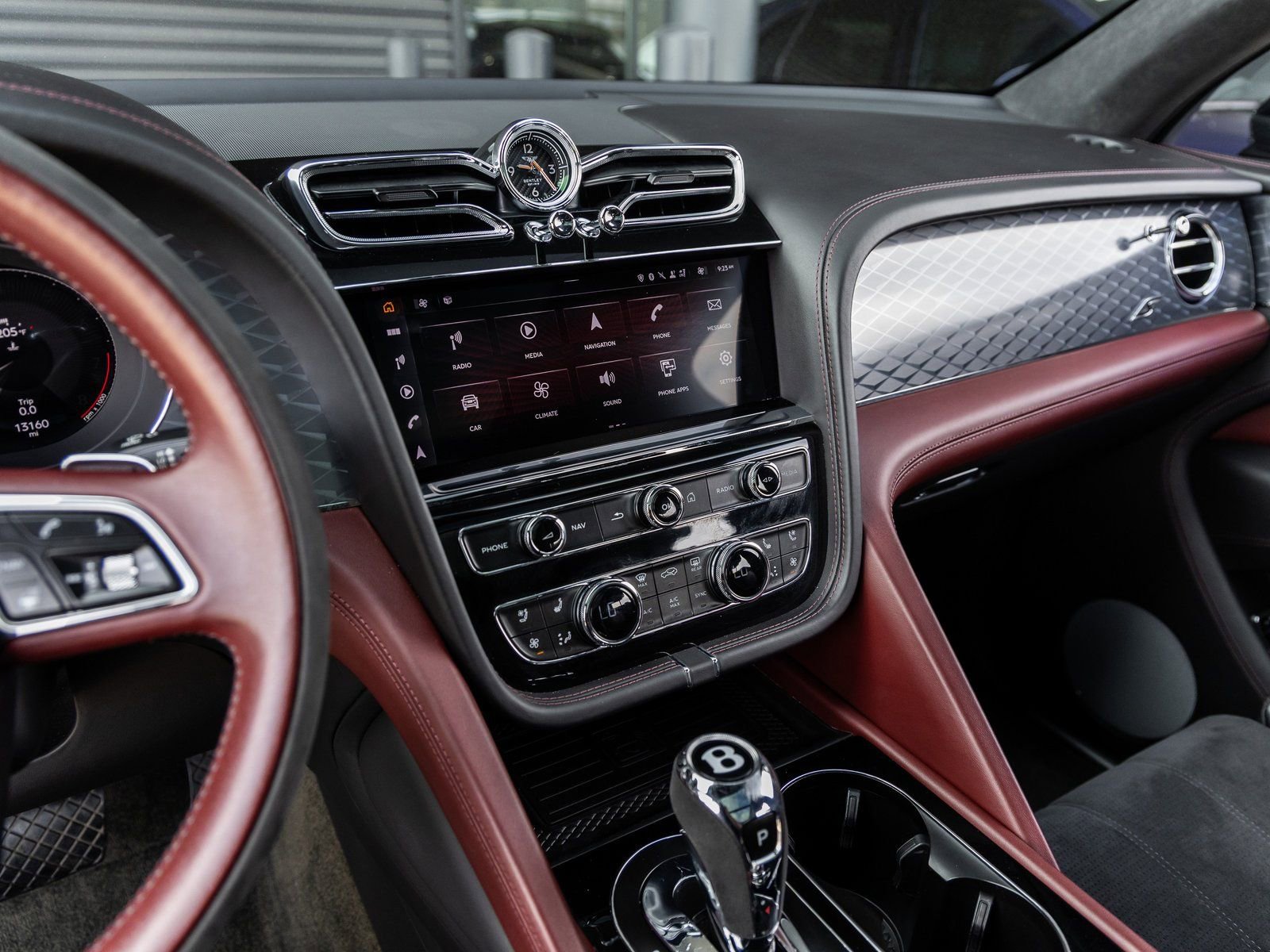 Used 2022 Bentley Bentayga image 31